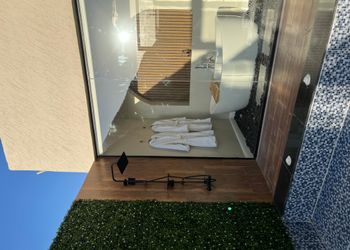 شاليه بمسطح اخضر ومسبح 