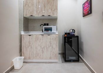 استديو بسرير ماستر وأثاث مريح 