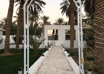 مزرعة بجلسة خارجية وألعاب أطفال 