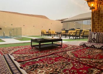 استراحة بمسبح خارجي وجلسة خارجية