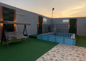 استراحة بمسبح خارجي وجلسة خارجية