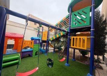 شاليه بمسبح خارجي ومجالس واسعة
