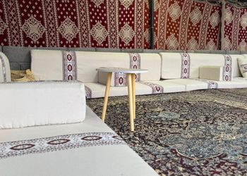 مخيم بجلسة خارجية و بيت شعر