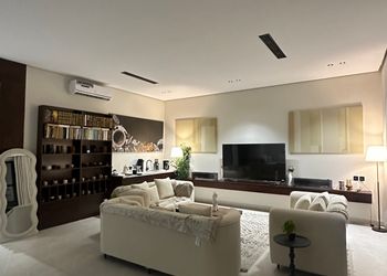 شاليه بصالة أنيقة وفناء خارجي 