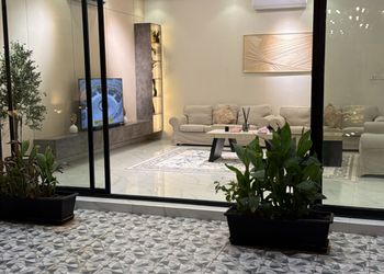 شاليه بصالة مريحة مطلة على المسبح