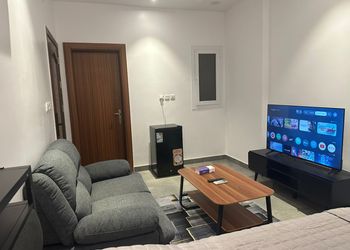 استديو بأثاث مريح وبسيط 