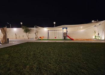 مزرعة بمسطح اخضر وجلسة خارجية