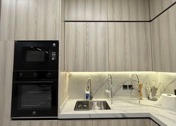 استديو بأثاث مريح وبسيط 