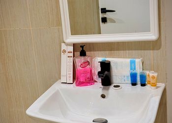 استديو باثاث مريح وبسيط 