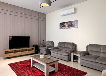 شاليه بمسطح اخضر وجلسة خارجية
