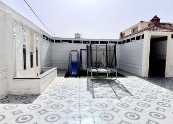 شاليه بمسطح اخضر ومسبح 
