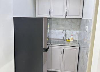 استديو بأثاث مريح وبسيط 