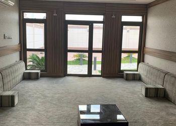 استراحة بمسبح خارجي ومجلس
