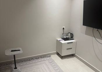 استديو هادئ بأثاث مريح