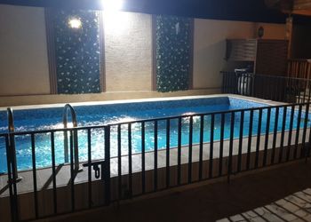 شاليه بمسطح اخضر وجلسة خارجية 