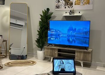 استديو بأثاث مريح وبسيط 