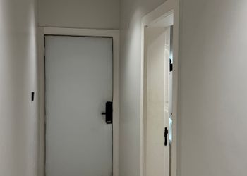 استديو بسرير ماستر وجلسة جانبية