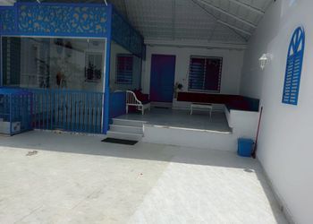 شاليه بمسطح اخضر و مسبح