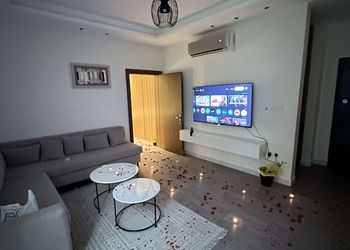 شقة واسعة بغرفة نوم وصالة ودخول ذاتي 