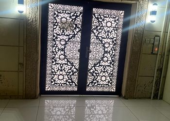 شقة بصالة مريحة وثلاث غرف نوم 