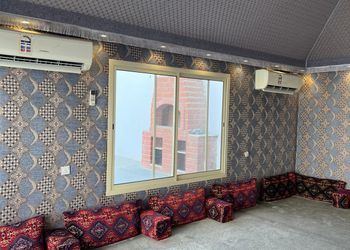 شاليه بجلسة خارجية ومسطح اخضر