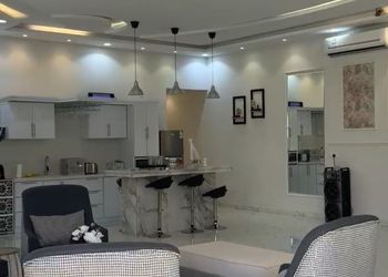 منتجع فندقي بمسبح ومسطح اخضر