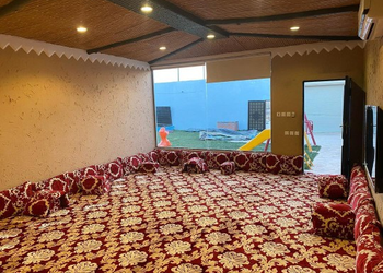 شاليه بمسطح اخضر وألعاب أطفال