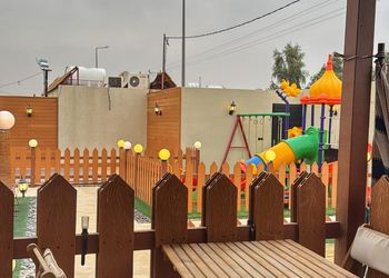 شاليه بجلسة خارجية ومسبح 
