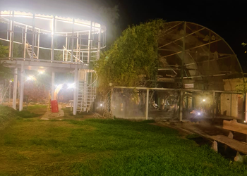 مزرعة بمسطح اخضر وجلسات خارجية 