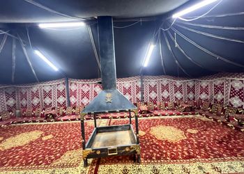 مخيم بموقد حطب