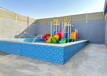 شاليه بمسطح اخضر وجلسة خارجية 