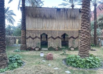 استراحة بجلسة خارجية ومسطح اخضر