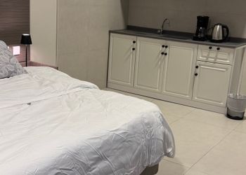 استديو بسرير ماستر وأثاث مريح 