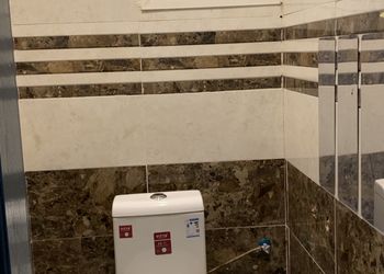 شاليه بمسطح اخضر وجلسة خارجية 
