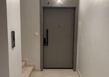 شقة بغرفة معيشة وغرفتين نوم 