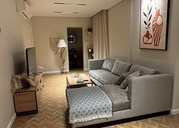 استديو بأثاث مريح وبسيط