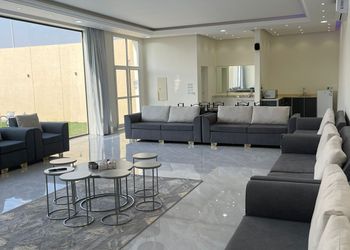 شاليه بصالة مطلة على المسبح 