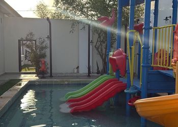 شاليه بألعاب مسبح