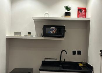 استديو بأثاث مريح وبسيط 