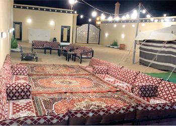 استراحة بجلسة خارجية ومسطح أخضر .