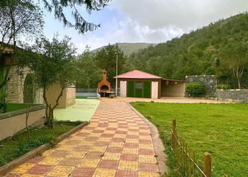 مزرعة بإطلالة جبلية واشجار 