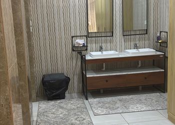 شاليه بمسبح داخلي وصالة جلوس 