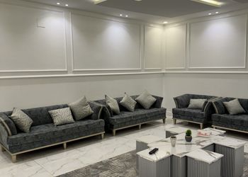 شاليه بجلسة تطل على مسبح خارجي 
