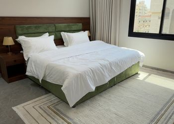 شقة أنيقة بصالة وغرف نوم