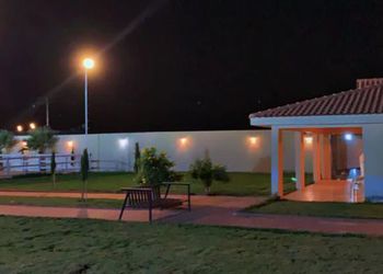 استراحة بمجلس ومسطحات خضراء