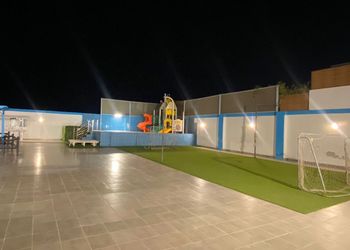 استراحة بمسطح اخضر وجلسة خارجية