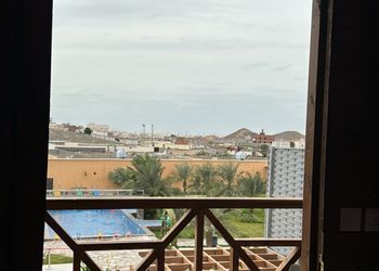 شاليه بتصميم كوخ وجلسة خارجية 