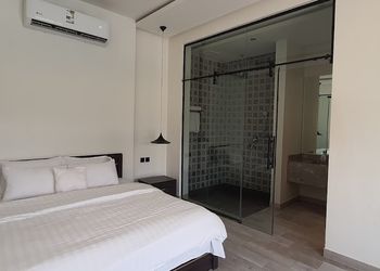 شاليه بمسطح اخضر ومسبح 