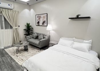 استديو بأثاث مريح وبسيط 