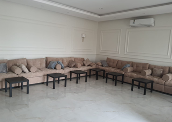 استراحة بألعاب أطفال وملعب كرة 